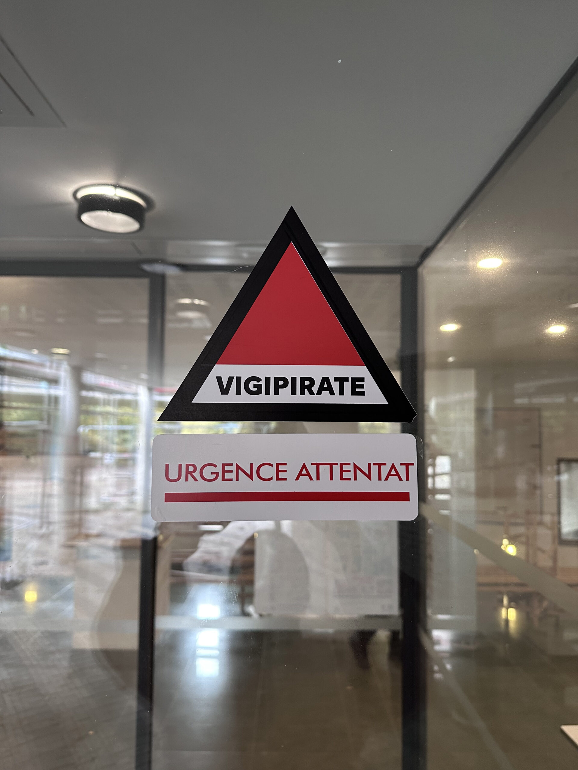 VIGIPIRATE Niveau urgence attentat. Soyons vigilants.